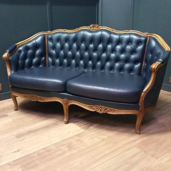 Image 1 of Irresistibile divano Chesterfield vittoriano a due posti in blu navy: un vero colpo d'occhio!