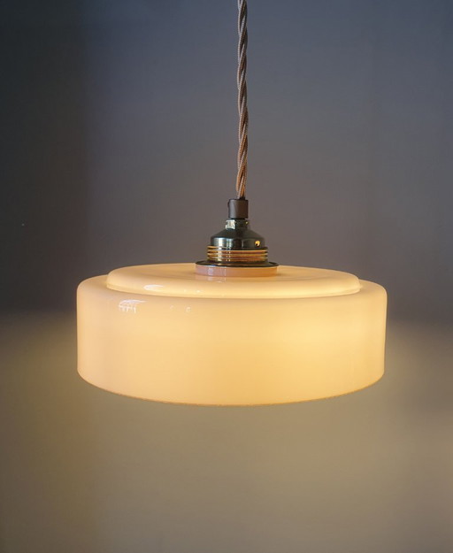 Suspension Art Déco vintage en verre opalin rose pastel.