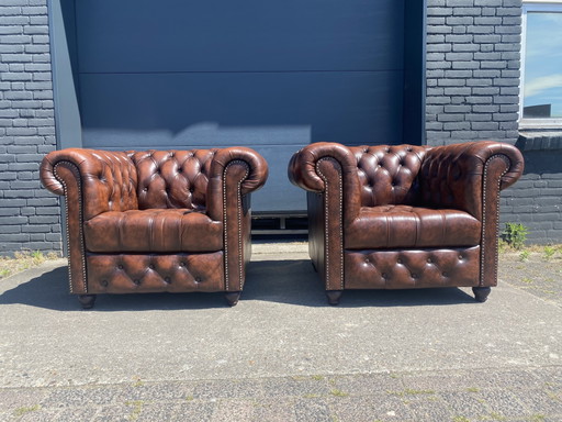 Due bellissime poltrone Chesterfield inglesi, sigari, cognac