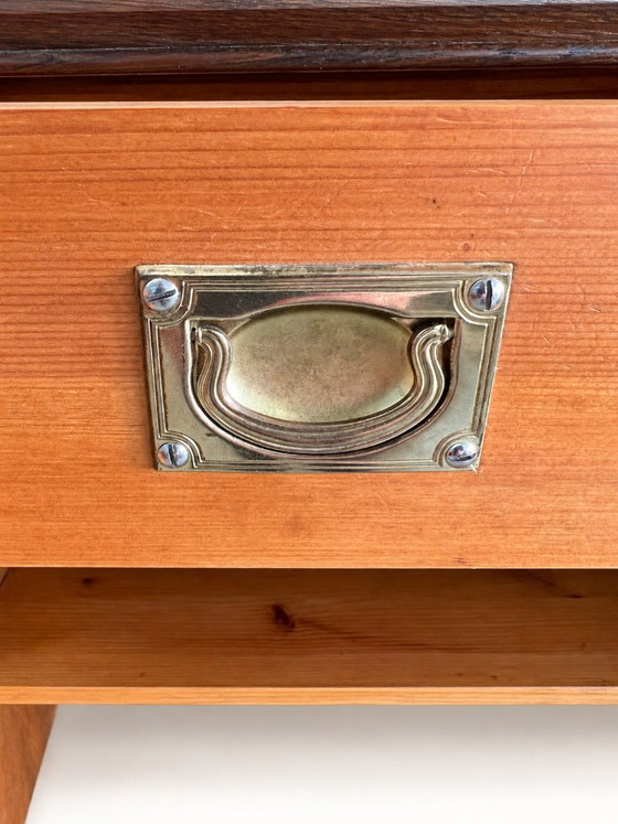 Cassettiera Vintage Art Déco | Mobile in Legno con Impiallacciatura Geometrica, Maniglie in Ottone e (photo 13 of 15)