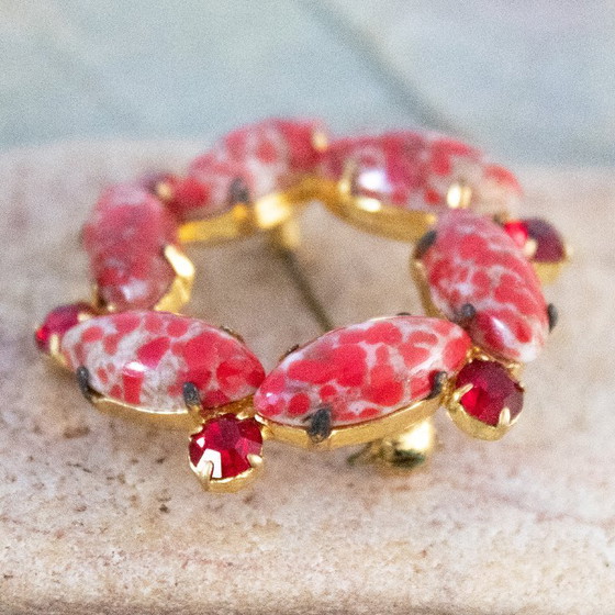 Image 1 of Spilla rotonda vintage degli anni '50 con strass rosso rubino e cabochon ovali screziati.
