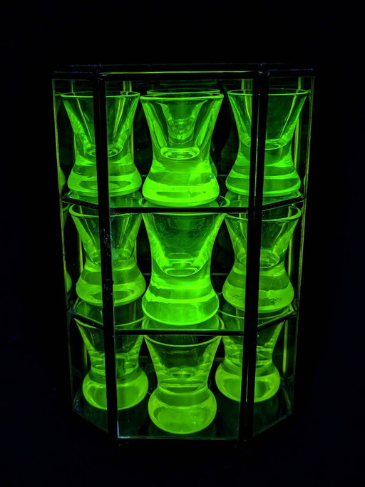 Vetrina in Ottone Dorato & 11 Bicchieri da Liquore Reattivi UV – Gabinetto delle Curiosità