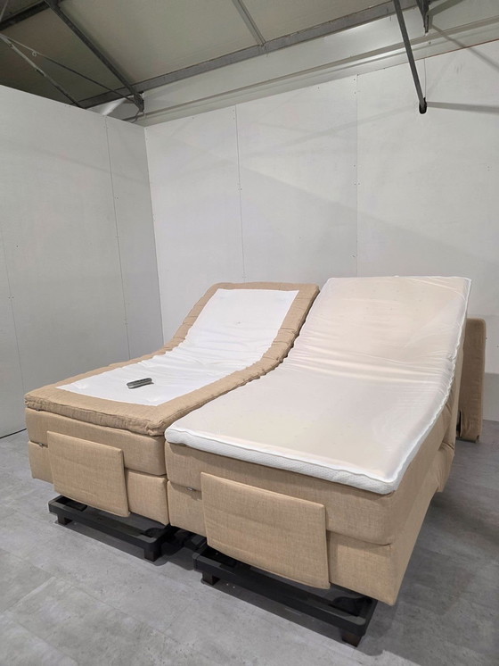 Image 1 of Auping Kiruna, Luxe Boxspring, volledig Electrisch , wireless bedieningen, 2-motorig, incl nette Auping matrassen +toppers