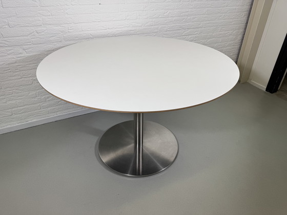 Image 1 of Ronde eettafel met metalen poot en houten rand - 120 cm