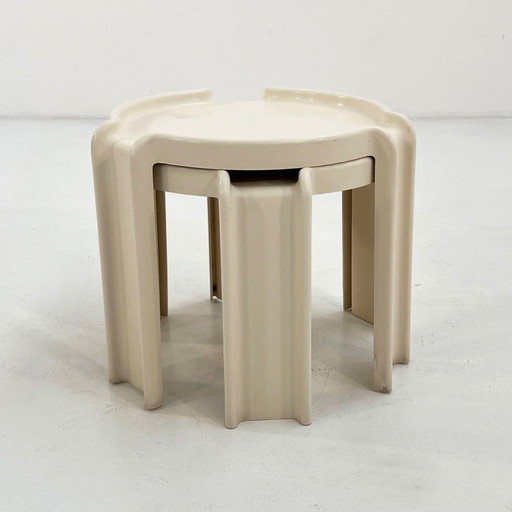 Een paar witte bijzettafels van Giotto Stoppino voor Kartell, jaren 70.