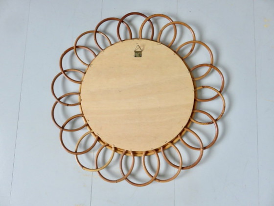 Image 1 of Autentico specchio "a fiore" in rattan e bambù risalente agli anni '60 e '70.