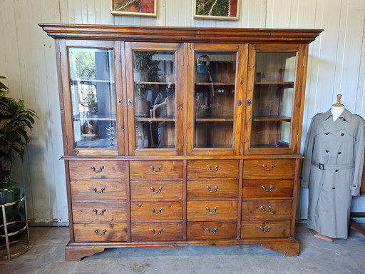 Antiker klassischer englischer Vitrinenschrank, Kommode, Ladenschrank, Apothekerschrank mit den Maßen 213x52 und 192cm Höhe.
