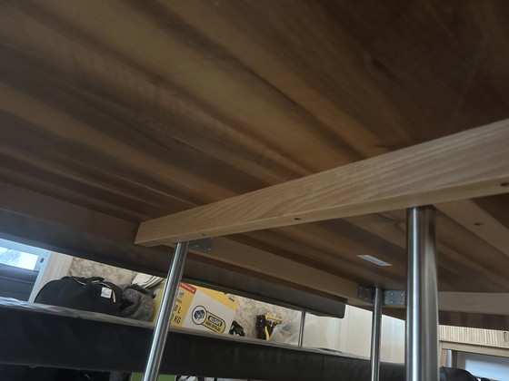 Image 1 of Gipsberger massief notenhouten tafel met 2 leren zitbanken