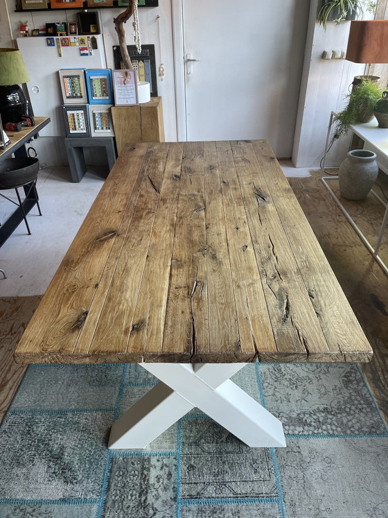 Image 1 of Mesa de comedor robusta de roble. 495 €.