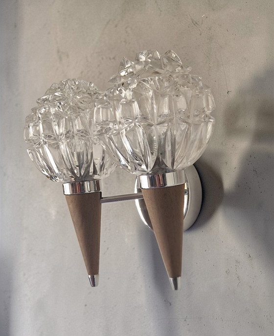 Image 1 of Applique doppia in stile scandinavo - Vetro scolpito e legno di teak - Anni '60