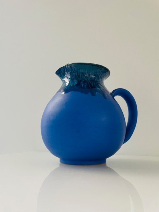 Image 1 of Pichet en céramique bleu cobalt à glaçure expressive