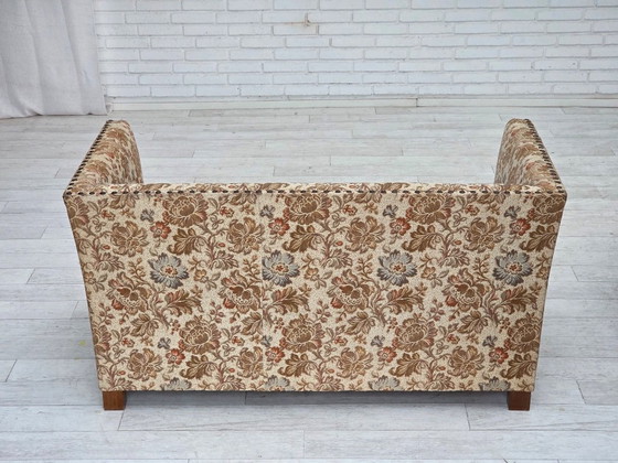 Image 1 of Dänisches 2-Sitzer-Sofa aus den 1950er Jahren, beiger/brauner Möbelstoff, Eichenholz.
