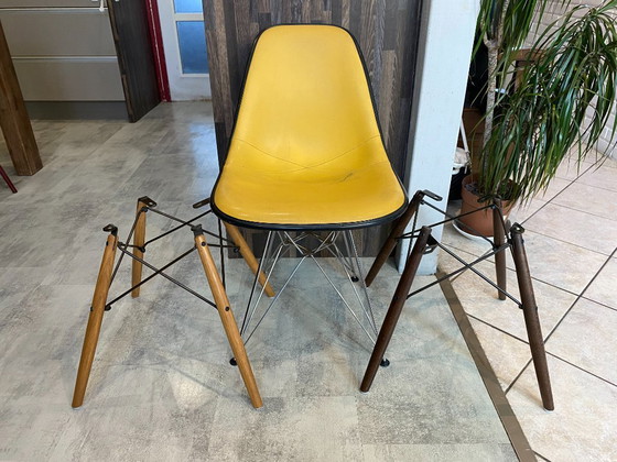 Image 1 of Sedia vintage anni '50/'60/'70 di Eames Herman Miller in fibra di vetro rivestita in vinile giallo.