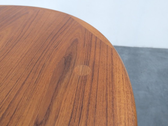 Image 1 of Vintage eettafel van teakhout, Deense stijl uit het midden van de 20e eeuw.