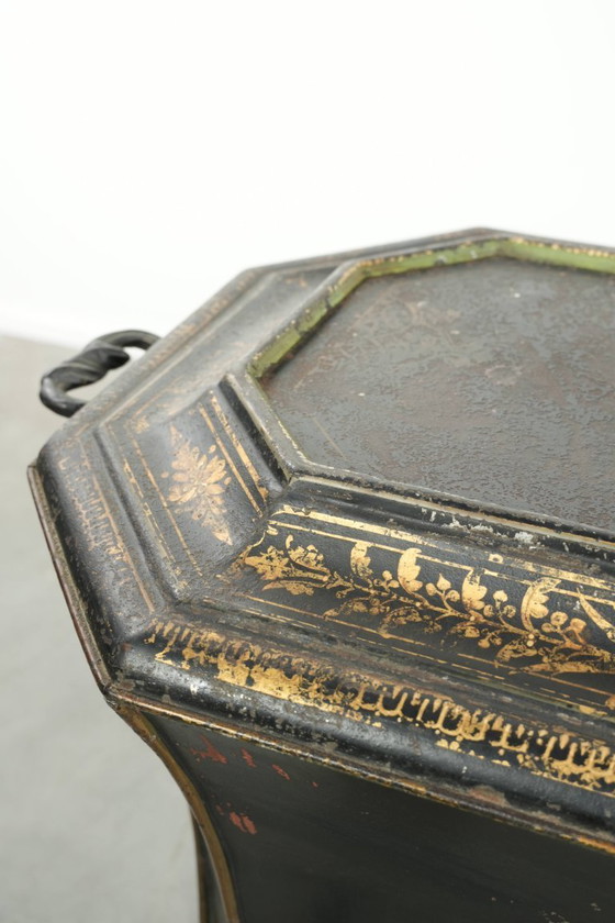 Elegant antique coal/hearth bin in Chinoiserie style from the 19th century with beautiful accents and brass (photo 11 of 16)