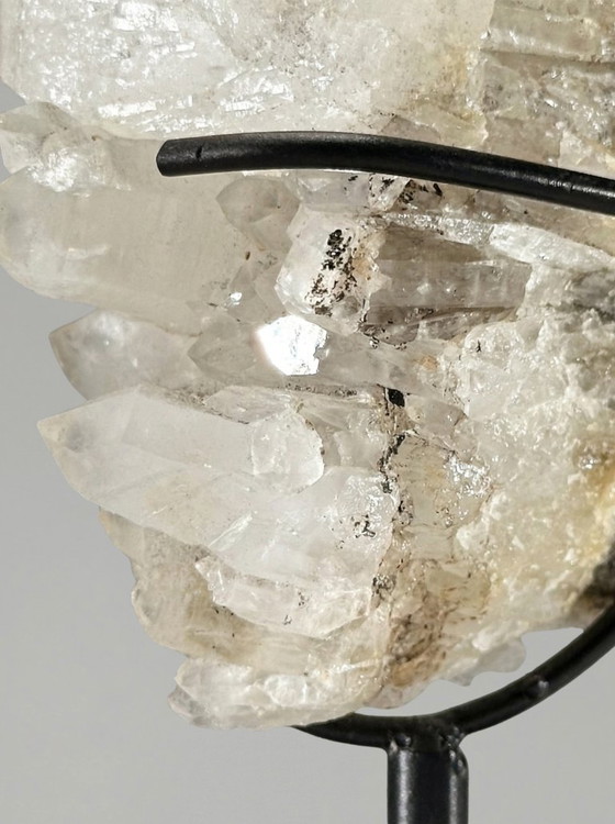 Image 1 of Duo decorativo: sfera di diaspro Maligano e gruppo di quarzo su piedistalli.