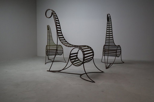 Ensemble de trois chaises sculpturales en fer, dans le style d'André Dubreuil