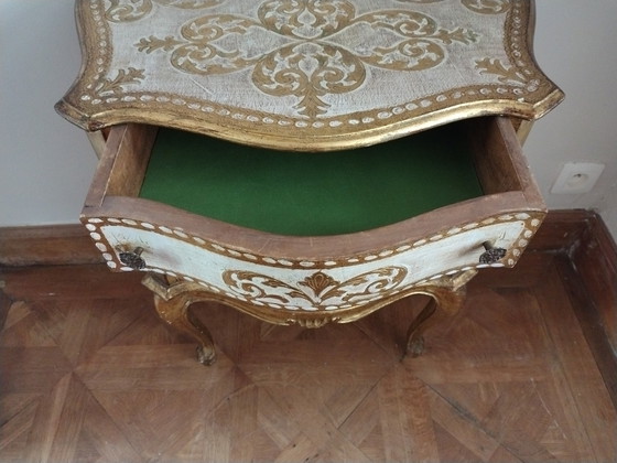 Image 1 of Armario italiano florentino antiguo con tres cajones de madera dorada.