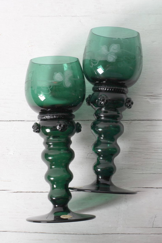 Set di 2 bicchieri da vino vintage in cristallo verde smeraldo con stelo e motivo a grappolo d'uva / Germania (photo 7 of 8)