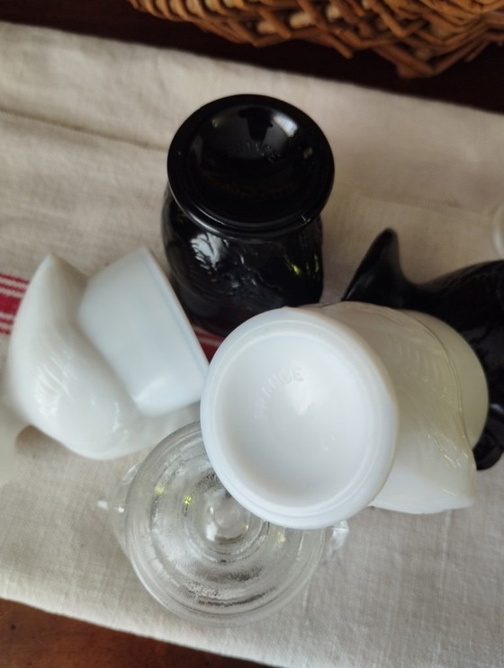 Image 1 of Portauova vintage a forma di pulcino in vetro e opalino