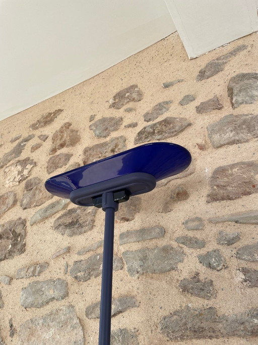 Lámpara de pie Arteluce con cristal de Murano azul.