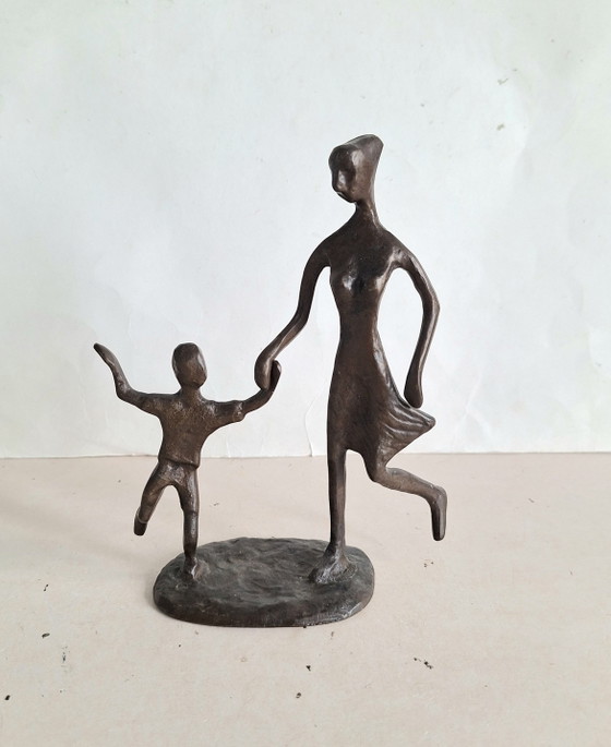 Bodrul Khalique, artista visual. Figurilla de bronce que representa a una madre y su hijo. Año 1978. (photo 2 of 8)