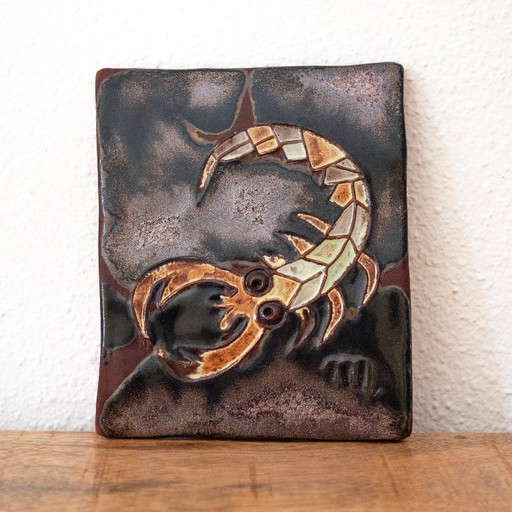 Piastrella da parete in ceramica vintage firmata con la costellazione dello Scorpione
