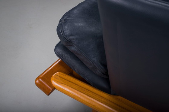 Image 1 of Poltrona danese in teak e pelle blu navy di Komfort, anni '70