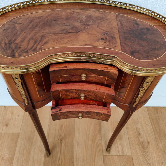 Image 1 of Antiker Beistelltisch, kleiner Nachttisch, kleine nierenförmige Kommode