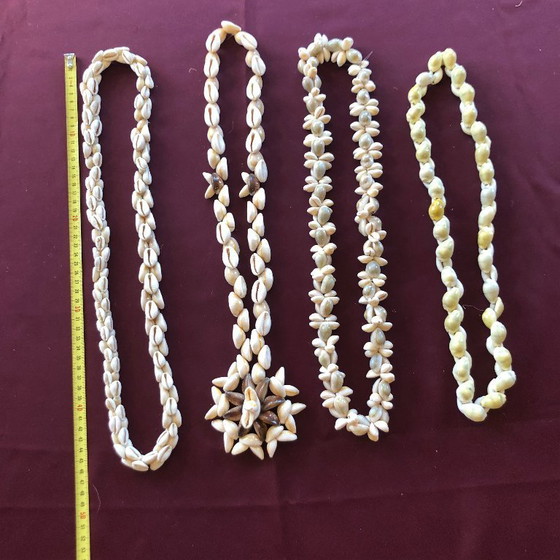 Image 1 of Collectie traditionele schelp- en kauri-gordels uit West-Afrika en Melanesië.