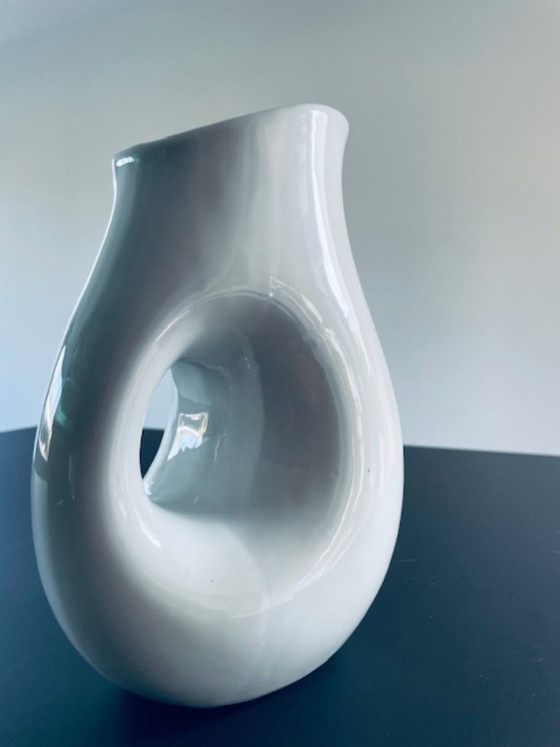 Image 1 of Carafe en céramique au design moderne avec ouverture sculpturale