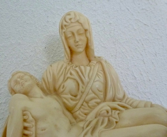Image 1 of Escultura italiana "Pieta" de Gino Ruggeri sobre mármol.