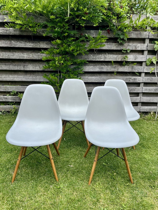 Vitra Eames DAW (2x) Vitra Eames DSW (4x)