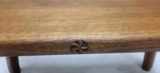 Mesa auxiliar de roble brutalista