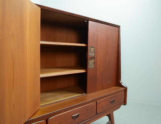 Louis Van Teeffelen Design: Hohes Sideboard aus Teakholz für Webe mit Keramikfliesen von Ravelli. (photo 11 of 22)