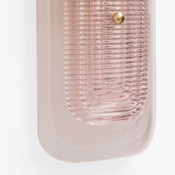 Image 1 of Een paar art-deco wandlampen van mat en glanzend roze Murano-glas en messing.