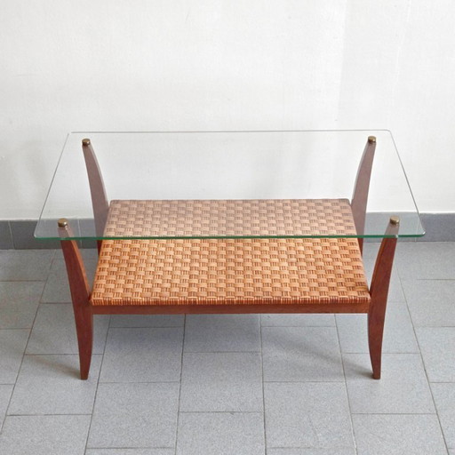 PRACHTIGE VINTAGE SALONTAFEL UIT DE JAREN 60, GEMAAKT VAN BEUKENHOUT, ROTAN, MESSING EN GLAS