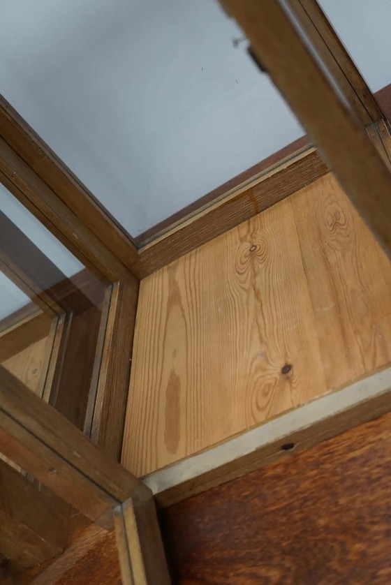 Image 1 of Pareja de vitrinas holandesas de madera de pino con imitación de roble, principios del siglo XX