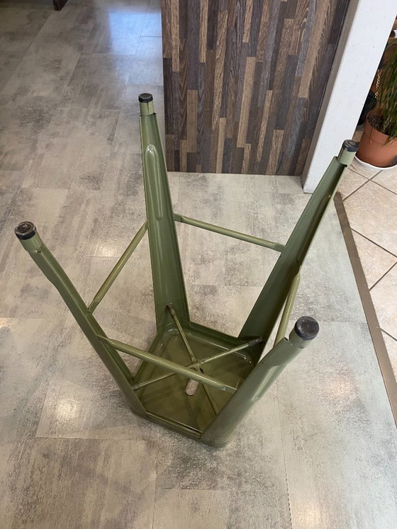 Image 1 of Taburete alto industrial Tolix H75 apilable, color verde oliva.
