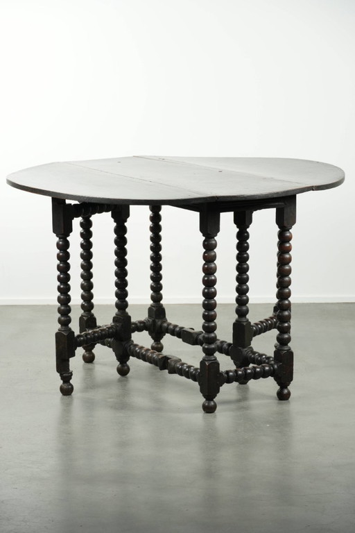 Mooie antieke Engelse eikenhouten gateleg tafel uit eind 17e/ begin 18e eeuw met bobbin gedraaide poten