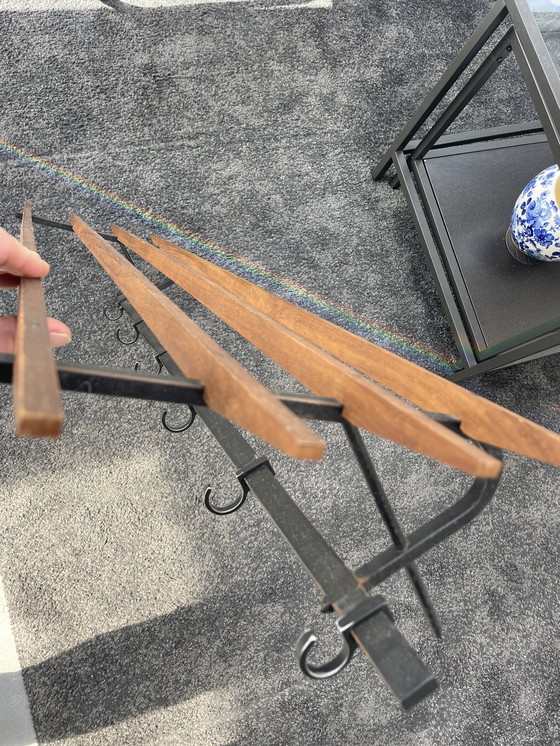 Image 1 of Appendiabiti scandinavo vintage in legno di teak e metallo degli anni '50