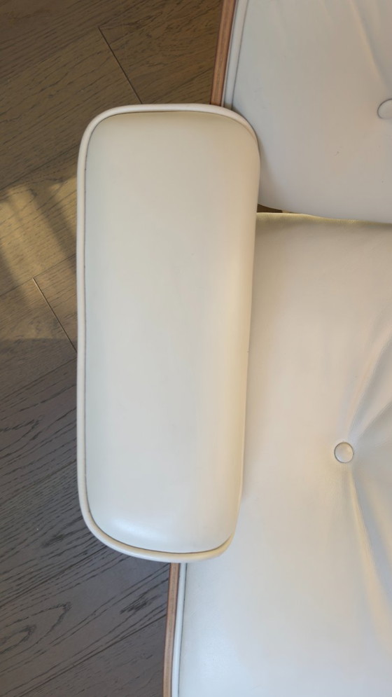 Fauteuil et repose-pieds Vitra Eames en noyer et cuir blanc – Chaises & fauteuils, Leather, Metal (photo 15 of 18)