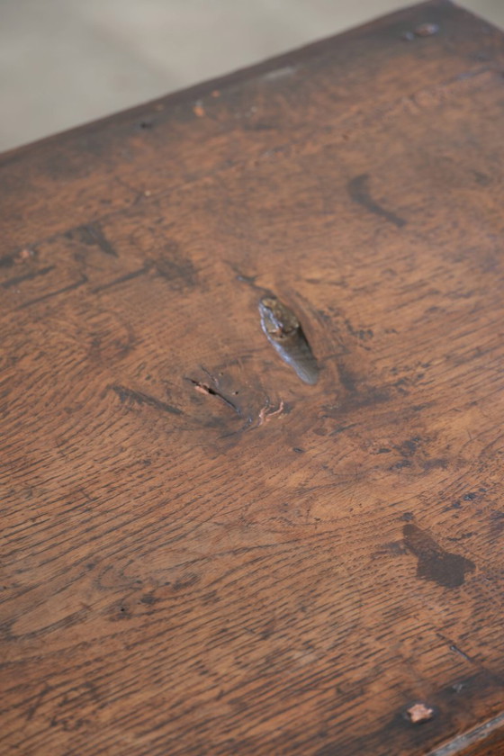 Tavolino basso inglese antico del XVIII secolo, realizzato in rovere con splendide tonalità intense. (photo 10 of 15)
