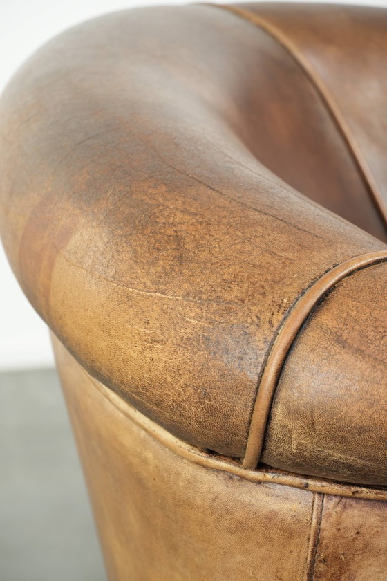 Image 1 of Stoere en begeerlijke vintage schapenleren clubfauteuil met een mooi patina en warme kleuren