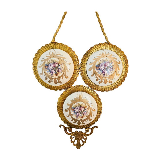 Image 1 of Arte murale in ottone vintage di Saraya Abden – Fatta a mano in Egitto – Piatti in ceramica floreale – 54x26 cm