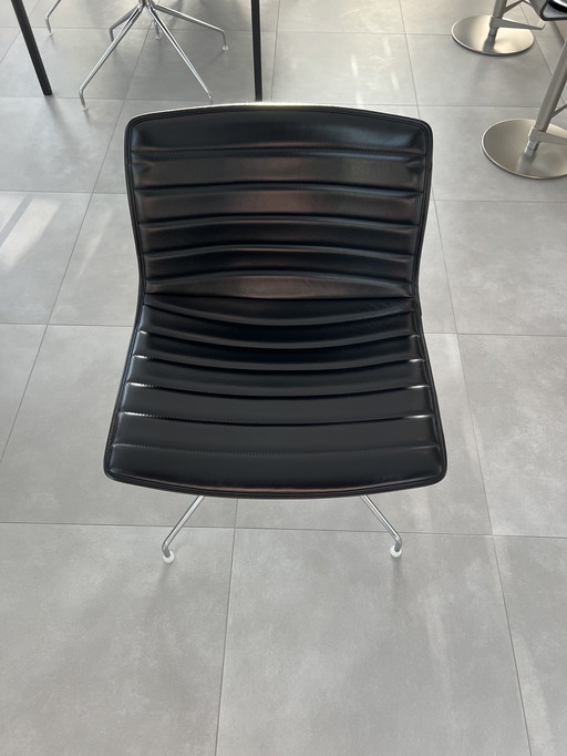 8x Arper zwart leren (draai)stoel