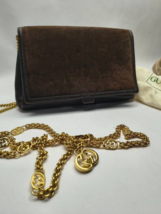 Image 1 of Rara borsa a tracolla vintage Gucci in pelle scamosciata e pelle con catena GG dorata e ciondolo con stemma – Made in Italy