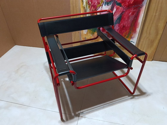 Image 1 of Bolso Knoll Wassily B3 rojo mate, nuevo-usado, en piel negra, de Marcel Breuer.