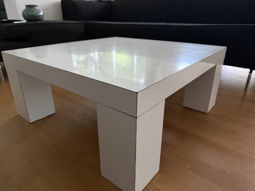 White lacquered coffee table 80x80 cm