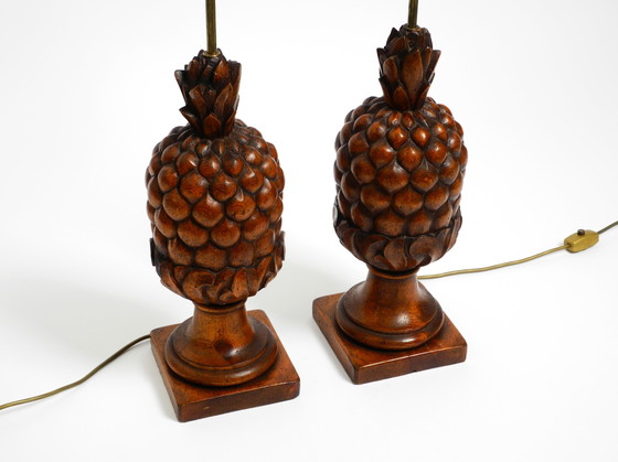 Image 1 of Pareja de grandes lámparas de sobremesa "Piña" de madera de pino teñida, muy decorativas, de estilo Mid Century Modern.